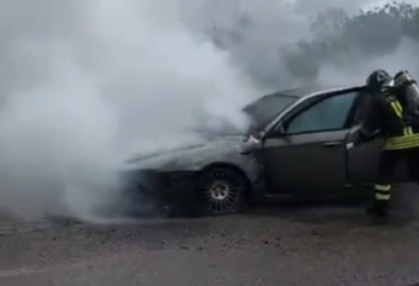 Auto in fiamme sulla Sp 44 nel Sassarese: Vigili del fuoco in azione