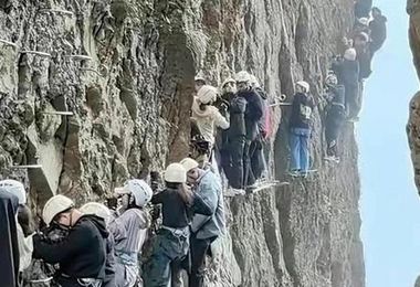 Bloccati in fila sulla parete a strapiombo, ore di paura per decine di turisti