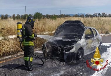 Auto in fiamme a Ozieri: salvi due turisti francesi