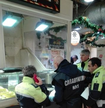 Mercato di San Benedetto: Nas e Polizia sequestrano banchetto del pesce