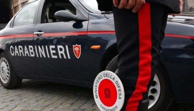 Ex ispettore di polizia aggredisce a bastonate un carabiniere, arrestato 