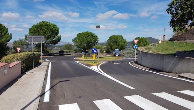 Siligo, segnaletica stradale: proseguono i lavori di rifacimento in via Cossiga