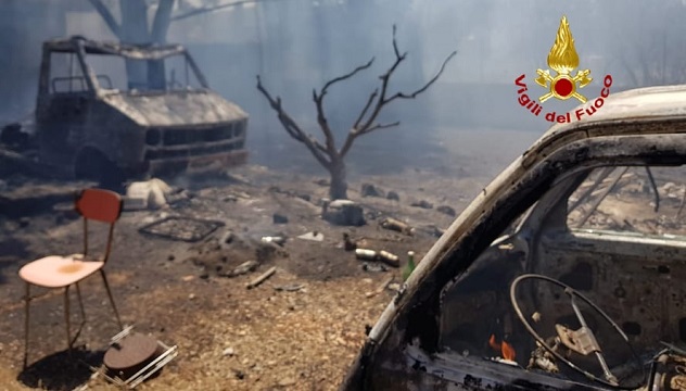 Incendio a Uta, distrutte alcune auto e lambite numerose abitazioni